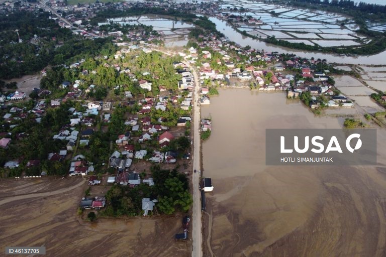 Indonésia: Rescaldo do ciclone Senyar na Ilha de Sumatra