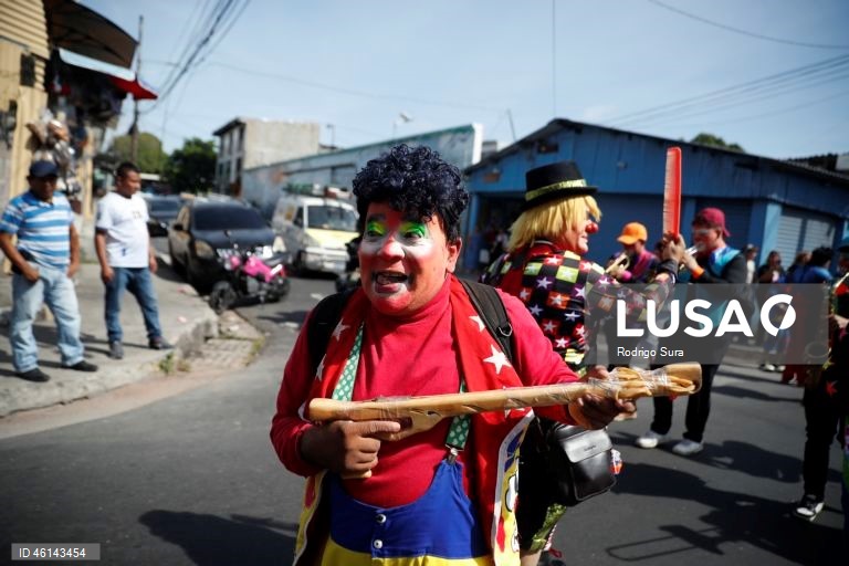 El Salvador: Desfile de palhaços em San Salvador