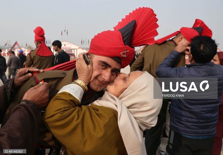 Desfile de formatura do exército indiano em Srinagar