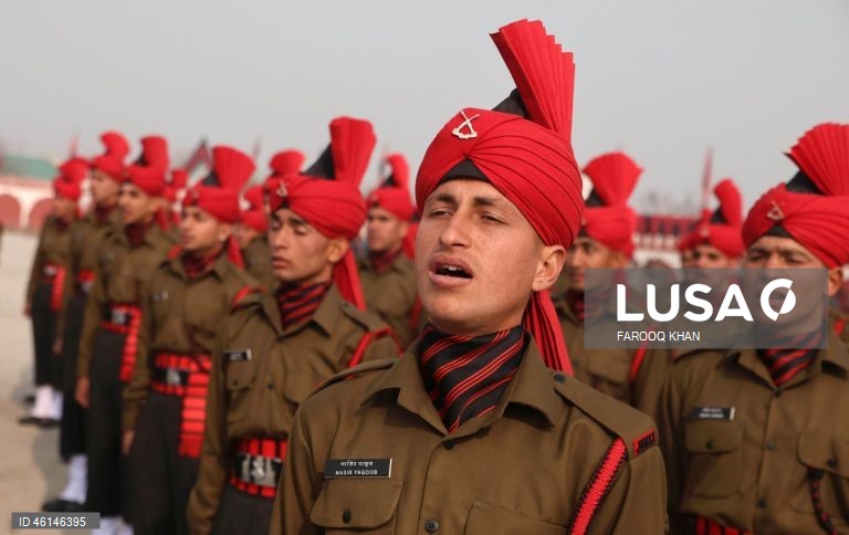 Desfile de formatura do exército indiano em Srinagar