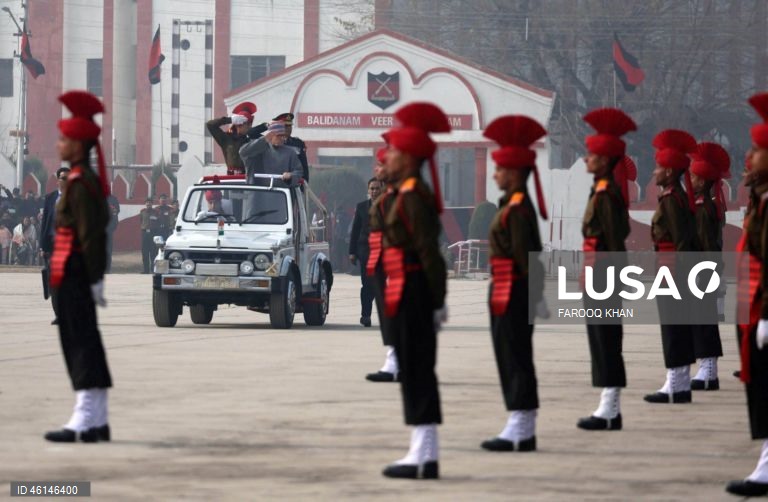 Desfile de formatura do exército indiano em Srinagar
