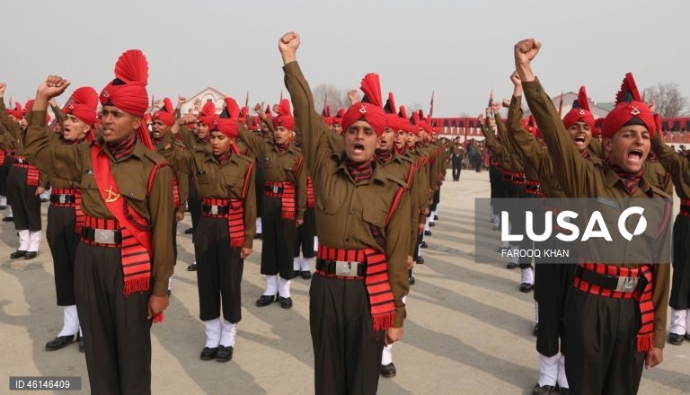 Desfile de formatura do exército indiano em Srinagar