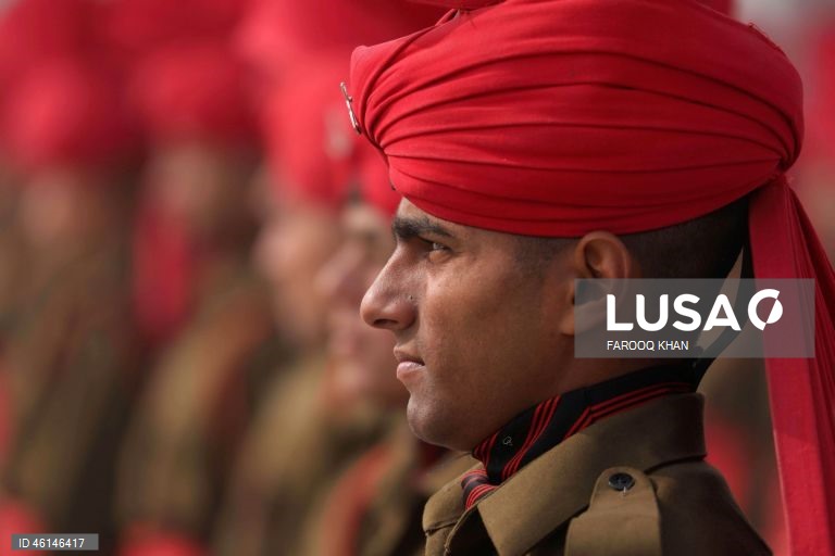 Desfile de formatura do exército indiano em Srinagar