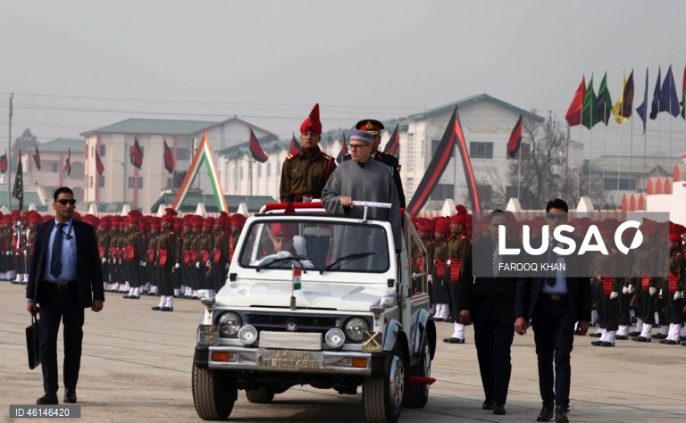 Desfile de formatura do exército indiano em Srinagar