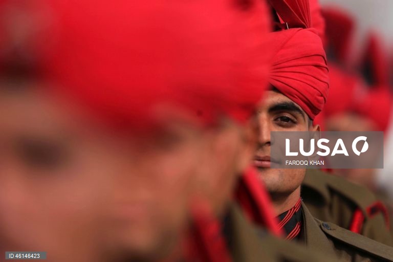 Desfile de formatura do exército indiano em Srinagar
