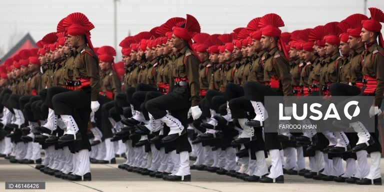 Desfile de formatura do exército indiano em Srinagar