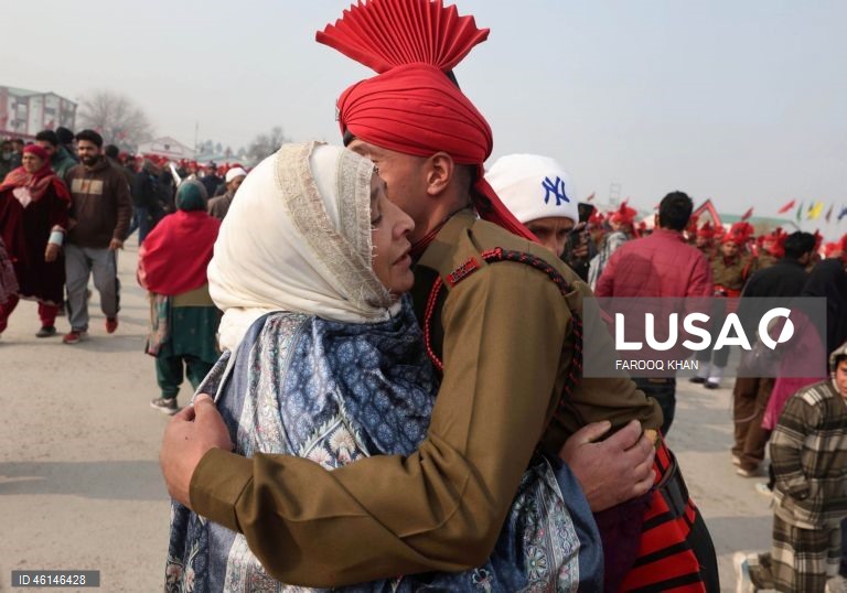 Desfile de formatura do exército indiano em Srinagar