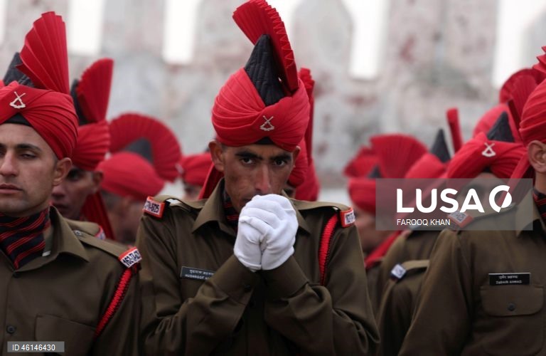 Desfile de formatura do exército indiano em Srinagar