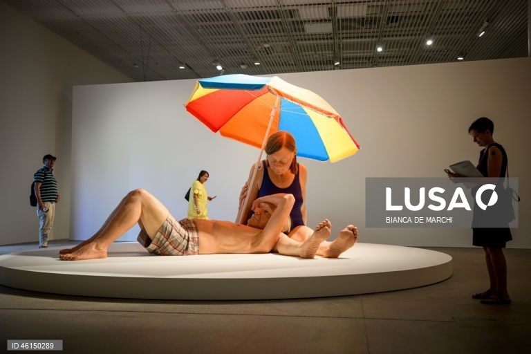 Austrália: Exposição de Ron Mueck na Art Gallery de Sidnei