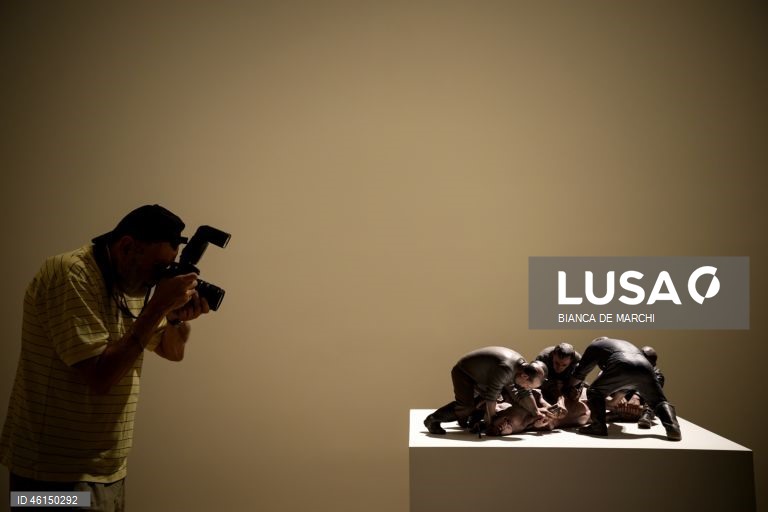 Austrália: Exposição de Ron Mueck na Art Gallery de Sidnei