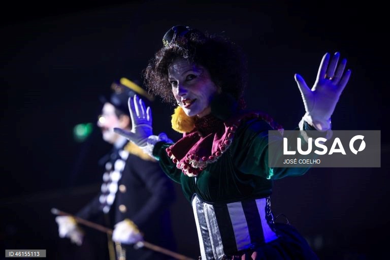Artistas durante o ensaio de imprensa do Circo de Natal no Coliseu do Porto, 5 de dezembro de 2025.  De 12 de dezembro a 04 de janeiro de 2026, artistas de todo o mundo mostram no Circo de Natal do Coliseu Porto o que as artes circenses têm de mais fantástico. Com história original escrita por Marta Pais Oliveira e música original de Bruno Pernadas, o espetáculo combina os clássicos da tradição circense com a contemporaneidade. JOSÉ COELHO/LUSA