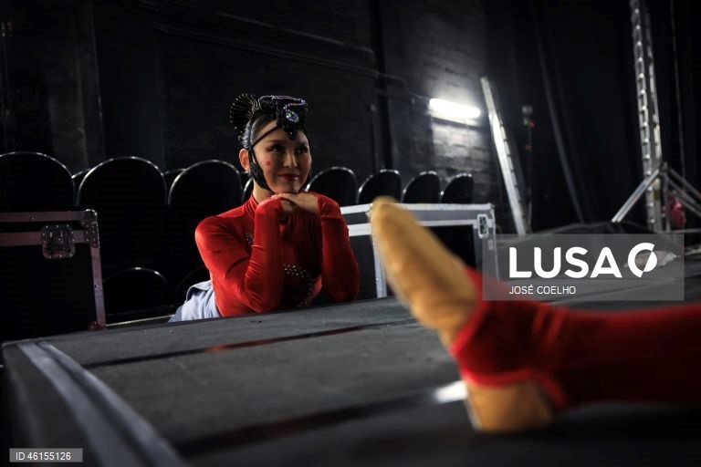 Artistas durante o ensaio de imprensa do Circo de Natal no Coliseu do Porto, 5 de dezembro de 2025.  De 12 de dezembro a 04 de janeiro de 2026, artistas de todo o mundo mostram no Circo de Natal do Coliseu Porto o que as artes circenses têm de mais fantástico. Com história original escrita por Marta Pais Oliveira e música original de Bruno Pernadas, o espetáculo combina os clássicos da tradição circense com a contemporaneidade. JOSÉ COELHO/LUSA