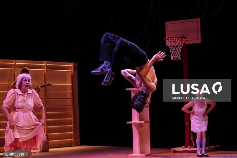 Ensaio do espetáculo "A esta hora, na infância neva", uma nova  criação do coreógrafo, encenador, e diretor artístico, Victor Hugo Pontes, com a Companhia Maior, no Centro Cultural de Belém, em Lisboa.