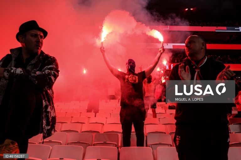 Benfica e Sporting empataram hoje 1-1 no dérbi que abriu a 13.ª jornada da I Liga portuguesa de futebol, deixando o FC Porto com caminho aberto para aumentar a vantagem no topo da competição.