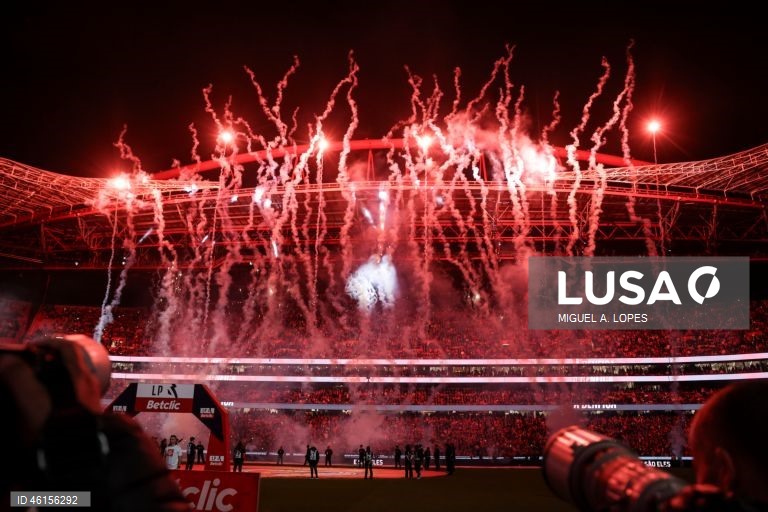 Benfica e Sporting empataram hoje 1-1 no dérbi que abriu a 13.ª jornada da I Liga portuguesa de futebol, deixando o FC Porto com caminho aberto para aumentar a vantagem no topo da competição.