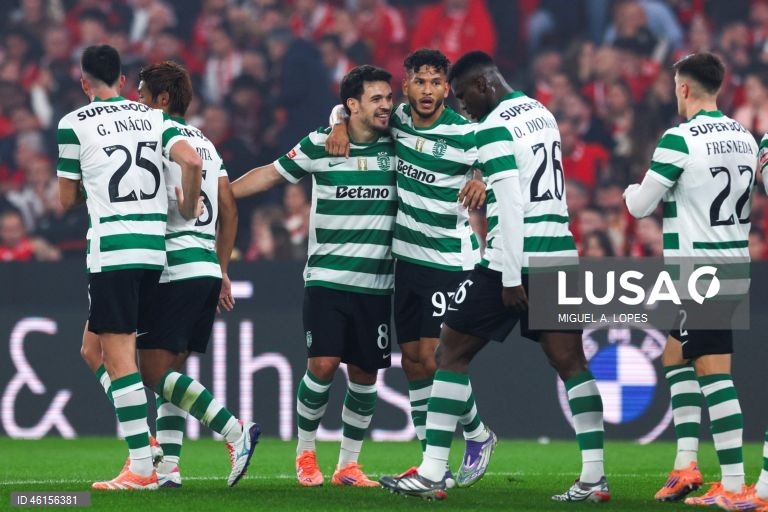 Benfica e Sporting empataram hoje 1-1 no dérbi que abriu a 13.ª jornada da I Liga portuguesa de futebol, deixando o FC Porto com caminho aberto para aumentar a vantagem no topo da competição.