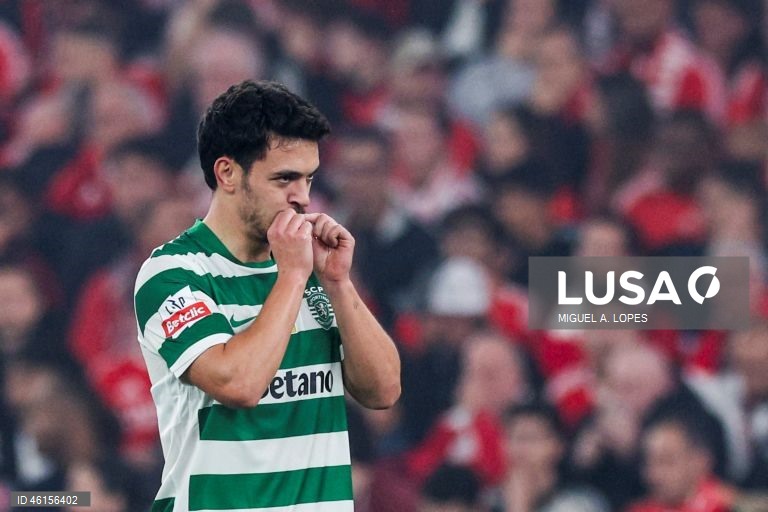 Benfica e Sporting empataram hoje 1-1 no dérbi que abriu a 13.ª jornada da I Liga portuguesa de futebol, deixando o FC Porto com caminho aberto para aumentar a vantagem no topo da competição.