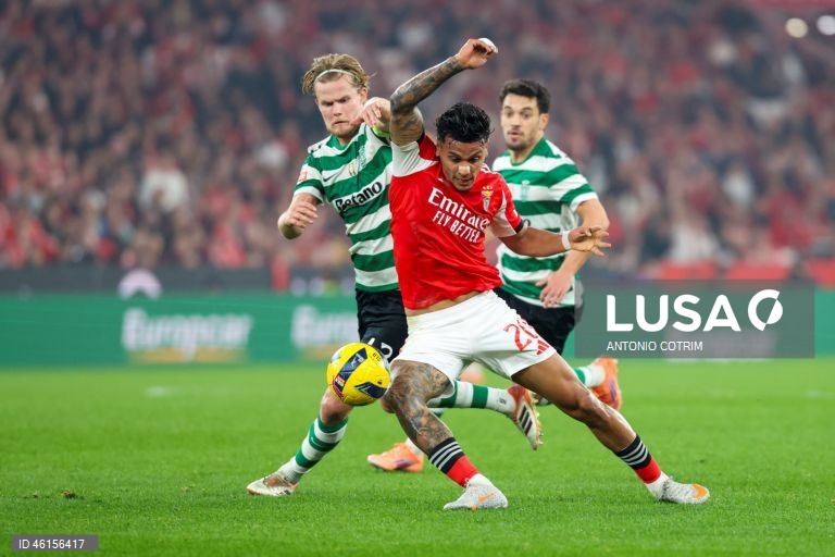 Benfica e Sporting empataram hoje 1-1 no dérbi que abriu a 13.ª jornada da I Liga portuguesa de futebol, deixando o FC Porto com caminho aberto para aumentar a vantagem no topo da competição.