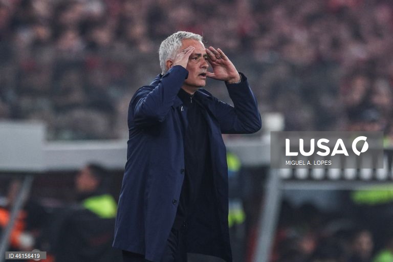 Benfica e Sporting empataram hoje 1-1 no dérbi que abriu a 13.ª jornada da I Liga portuguesa de futebol, deixando o FC Porto com caminho aberto para aumentar a vantagem no topo da competição.