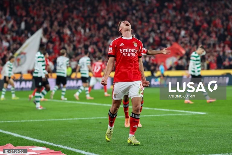 Benfica e Sporting empataram hoje 1-1 no dérbi que abriu a 13.ª jornada da I Liga portuguesa de futebol, deixando o FC Porto com caminho aberto para aumentar a vantagem no topo da competição.