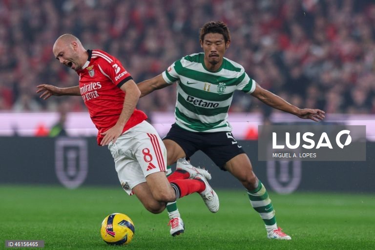 Benfica e Sporting empataram hoje 1-1 no dérbi que abriu a 13.ª jornada da I Liga portuguesa de futebol, deixando o FC Porto com caminho aberto para aumentar a vantagem no topo da competição.