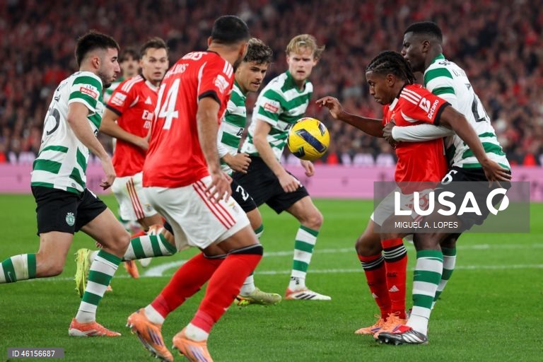Benfica e Sporting empataram hoje 1-1 no dérbi que abriu a 13.ª jornada da I Liga portuguesa de futebol, deixando o FC Porto com caminho aberto para aumentar a vantagem no topo da competição.
