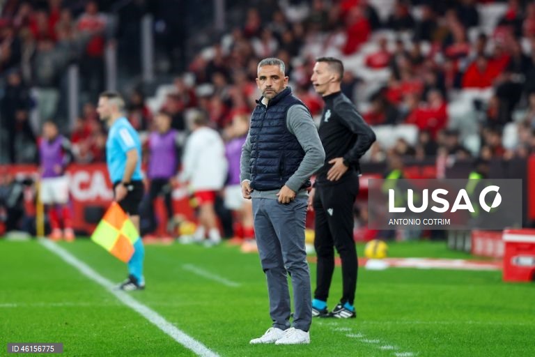 Benfica e Sporting empataram hoje 1-1 no dérbi que abriu a 13.ª jornada da I Liga portuguesa de futebol, deixando o FC Porto com caminho aberto para aumentar a vantagem no topo da competição.