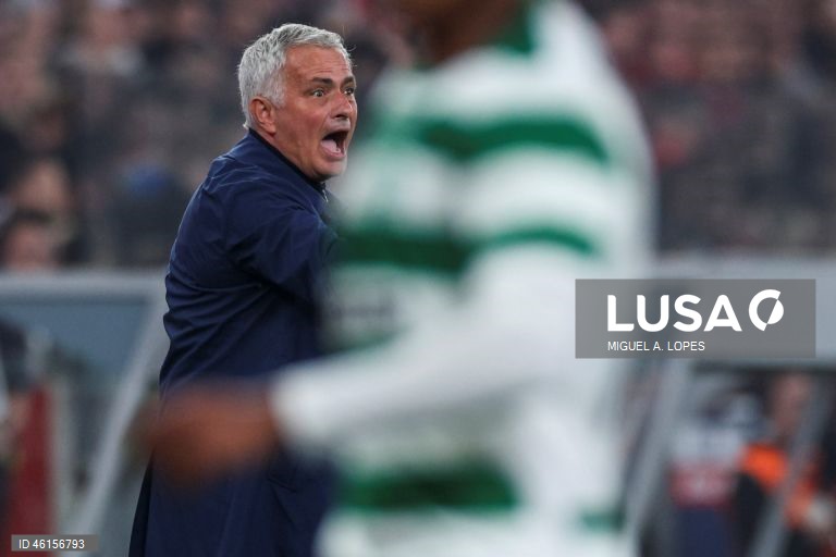 Benfica e Sporting empataram hoje 1-1 no dérbi que abriu a 13.ª jornada da I Liga portuguesa de futebol, deixando o FC Porto com caminho aberto para aumentar a vantagem no topo da competição.