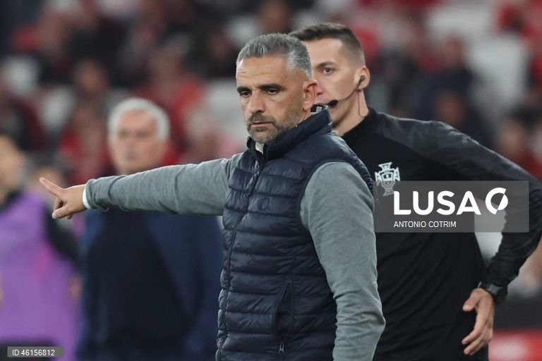 Benfica e Sporting empataram hoje 1-1 no dérbi que abriu a 13.ª jornada da I Liga portuguesa de futebol, deixando o FC Porto com caminho aberto para aumentar a vantagem no topo da competição.