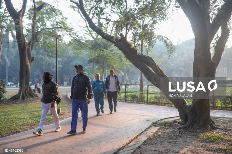 Manhã de inverno no Ramna Park, em Daca, Bangladesh. O Ramna Park é uma grande área de lazer situada no coração do centro de Daca. 