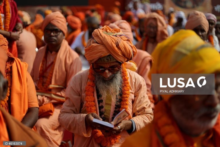 Monges e devotos hindus indianos reúnem-se para ler o livro sagrado Bhagavad Gita no Maidan, perto do Victoria Memorial, em Calcutá, Índia. 