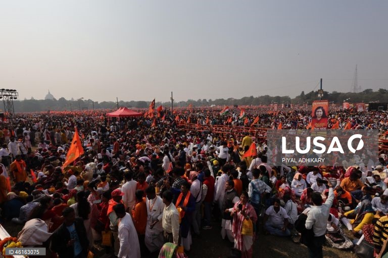 Monges e devotos hindus indianos reúnem-se para ler o livro sagrado Bhagavad Gita no Maidan, perto do Victoria Memorial, em Calcutá, Índia. 