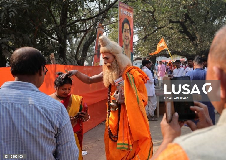 Monges e devotos hindus indianos reúnem-se para ler o livro sagrado Bhagavad Gita no Maidan, perto do Victoria Memorial, em Calcutá, Índia. 