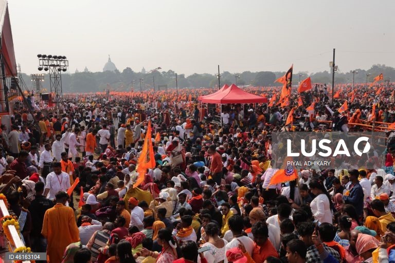 Monges e devotos hindus indianos reúnem-se para ler o livro sagrado Bhagavad Gita no Maidan, perto do Victoria Memorial, em Calcutá, Índia. 