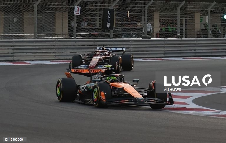 – O britânico Lando Norris (McLaren) sagrou-se hoje campeão mundial de Fórmula 1 pela primeira vez, ao ser terceiro classificado no Grande Prémio de Abu Dhabi, a derradeira corrida temporada que foi vencida pelo neerlandês Max Verstappen (Red Bull).Verstappen venceu com 12,594 segundos de vantagem sobre o australiano Oscar Piastri (McLaren), segundo colocado, e 16,576 segundos face a Norris.Com estes resultados, Lando Norris, de 26 anos, sagra-se campeão mundial pela primeira vez na carreira,...