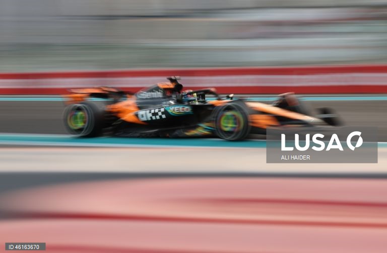 – O britânico Lando Norris (McLaren) sagrou-se hoje campeão mundial de Fórmula 1 pela primeira vez, ao ser terceiro classificado no Grande Prémio de Abu Dhabi, a derradeira corrida temporada que foi vencida pelo neerlandês Max Verstappen (Red Bull).Verstappen venceu com 12,594 segundos de vantagem sobre o australiano Oscar Piastri (McLaren), segundo colocado, e 16,576 segundos face a Norris.Com estes resultados, Lando Norris, de 26 anos, sagra-se campeão mundial pela primeira vez na carreira,...