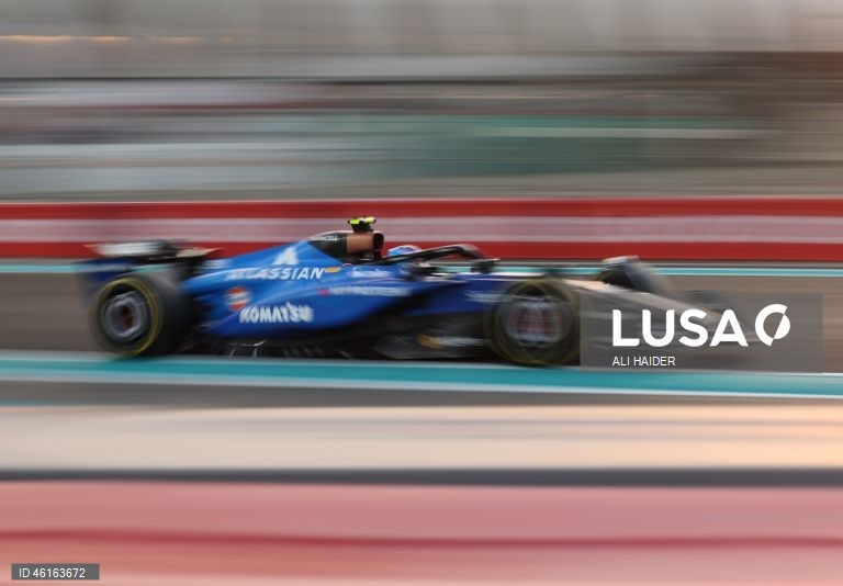 – O britânico Lando Norris (McLaren) sagrou-se hoje campeão mundial de Fórmula 1 pela primeira vez, ao ser terceiro classificado no Grande Prémio de Abu Dhabi, a derradeira corrida temporada que foi vencida pelo neerlandês Max Verstappen (Red Bull).Verstappen venceu com 12,594 segundos de vantagem sobre o australiano Oscar Piastri (McLaren), segundo colocado, e 16,576 segundos face a Norris.Com estes resultados, Lando Norris, de 26 anos, sagra-se campeão mundial pela primeira vez na carreira,...