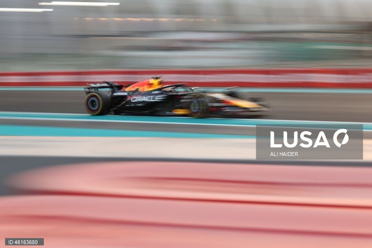 – O britânico Lando Norris (McLaren) sagrou-se hoje campeão mundial de Fórmula 1 pela primeira vez, ao ser terceiro classificado no Grande Prémio de Abu Dhabi, a derradeira corrida temporada que foi vencida pelo neerlandês Max Verstappen (Red Bull).Verstappen venceu com 12,594 segundos de vantagem sobre o australiano Oscar Piastri (McLaren), segundo colocado, e 16,576 segundos face a Norris.Com estes resultados, Lando Norris, de 26 anos, sagra-se campeão mundial pela primeira vez na carreira,...