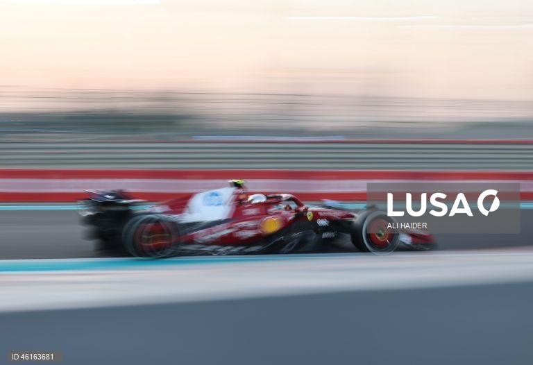 – O britânico Lando Norris (McLaren) sagrou-se hoje campeão mundial de Fórmula 1 pela primeira vez, ao ser terceiro classificado no Grande Prémio de Abu Dhabi, a derradeira corrida temporada que foi vencida pelo neerlandês Max Verstappen (Red Bull).Verstappen venceu com 12,594 segundos de vantagem sobre o australiano Oscar Piastri (McLaren), segundo colocado, e 16,576 segundos face a Norris.Com estes resultados, Lando Norris, de 26 anos, sagra-se campeão mundial pela primeira vez na carreira,...