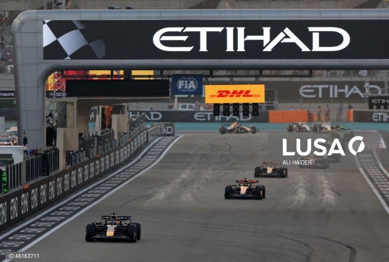 – O britânico Lando Norris (McLaren) sagrou-se hoje campeão mundial de Fórmula 1 pela primeira vez, ao ser terceiro classificado no Grande Prémio de Abu Dhabi, a derradeira corrida temporada que foi vencida pelo neerlandês Max Verstappen (Red Bull).Verstappen venceu com 12,594 segundos de vantagem sobre o australiano Oscar Piastri (McLaren), segundo colocado, e 16,576 segundos face a Norris.Com estes resultados, Lando Norris, de 26 anos, sagra-se campeão mundial pela primeira vez na carreira,...