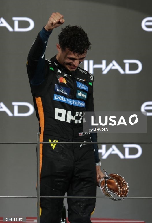 – O britânico Lando Norris (McLaren) sagrou-se hoje campeão mundial de Fórmula 1 pela primeira vez, ao ser terceiro classificado no Grande Prémio de Abu Dhabi, a derradeira corrida temporada que foi vencida pelo neerlandês Max Verstappen (Red Bull).Verstappen venceu com 12,594 segundos de vantagem sobre o australiano Oscar Piastri (McLaren), segundo colocado, e 16,576 segundos face a Norris.Com estes resultados, Lando Norris, de 26 anos, sagra-se campeão mundial pela primeira vez na carreira,...