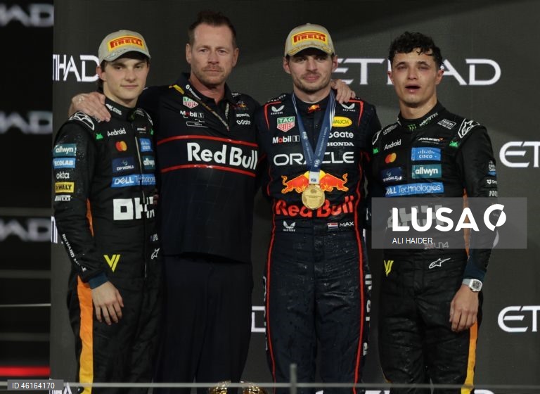 – O britânico Lando Norris (McLaren) sagrou-se hoje campeão mundial de Fórmula 1 pela primeira vez, ao ser terceiro classificado no Grande Prémio de Abu Dhabi, a derradeira corrida temporada que foi vencida pelo neerlandês Max Verstappen (Red Bull).Verstappen venceu com 12,594 segundos de vantagem sobre o australiano Oscar Piastri (McLaren), segundo colocado, e 16,576 segundos face a Norris.Com estes resultados, Lando Norris, de 26 anos, sagra-se campeão mundial pela primeira vez na carreira,...