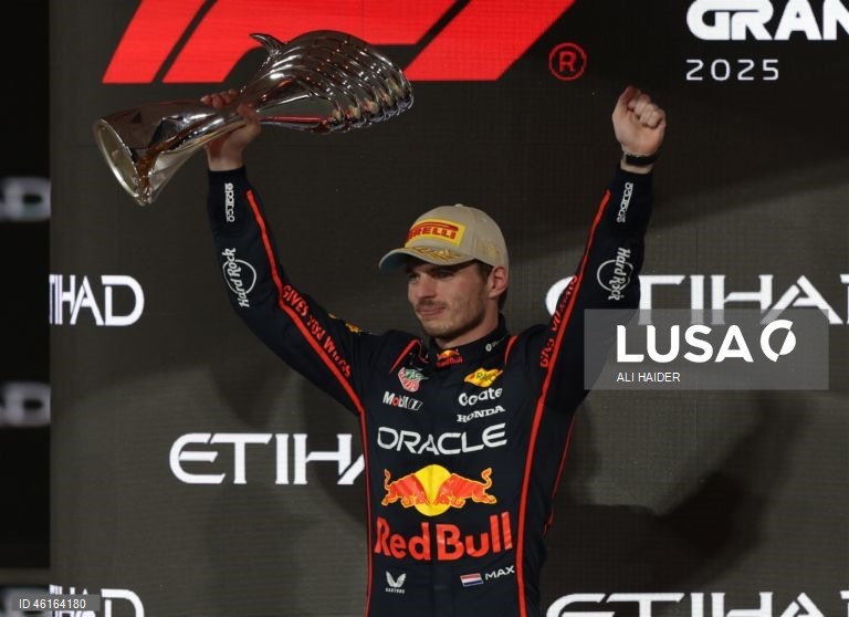 – O britânico Lando Norris (McLaren) sagrou-se hoje campeão mundial de Fórmula 1 pela primeira vez, ao ser terceiro classificado no Grande Prémio de Abu Dhabi, a derradeira corrida temporada que foi vencida pelo neerlandês Max Verstappen (Red Bull).Verstappen venceu com 12,594 segundos de vantagem sobre o australiano Oscar Piastri (McLaren), segundo colocado, e 16,576 segundos face a Norris.Com estes resultados, Lando Norris, de 26 anos, sagra-se campeão mundial pela primeira vez na carreira,...