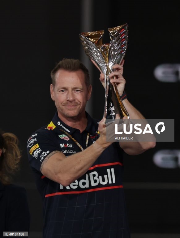 – O britânico Lando Norris (McLaren) sagrou-se hoje campeão mundial de Fórmula 1 pela primeira vez, ao ser terceiro classificado no Grande Prémio de Abu Dhabi, a derradeira corrida temporada que foi vencida pelo neerlandês Max Verstappen (Red Bull).Verstappen venceu com 12,594 segundos de vantagem sobre o australiano Oscar Piastri (McLaren), segundo colocado, e 16,576 segundos face a Norris.Com estes resultados, Lando Norris, de 26 anos, sagra-se campeão mundial pela primeira vez na carreira,...