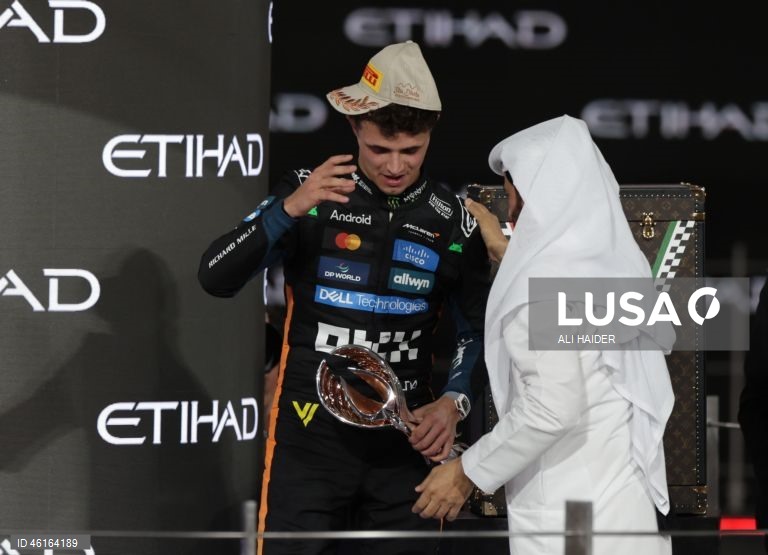 – O britânico Lando Norris (McLaren) sagrou-se hoje campeão mundial de Fórmula 1 pela primeira vez, ao ser terceiro classificado no Grande Prémio de Abu Dhabi, a derradeira corrida temporada que foi vencida pelo neerlandês Max Verstappen (Red Bull).Verstappen venceu com 12,594 segundos de vantagem sobre o australiano Oscar Piastri (McLaren), segundo colocado, e 16,576 segundos face a Norris.Com estes resultados, Lando Norris, de 26 anos, sagra-se campeão mundial pela primeira vez na carreira,...