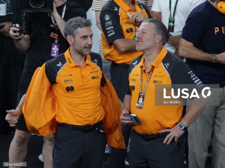 – O britânico Lando Norris (McLaren) sagrou-se hoje campeão mundial de Fórmula 1 pela primeira vez, ao ser terceiro classificado no Grande Prémio de Abu Dhabi, a derradeira corrida temporada que foi vencida pelo neerlandês Max Verstappen (Red Bull).Verstappen venceu com 12,594 segundos de vantagem sobre o australiano Oscar Piastri (McLaren), segundo colocado, e 16,576 segundos face a Norris.Com estes resultados, Lando Norris, de 26 anos, sagra-se campeão mundial pela primeira vez na carreira,...