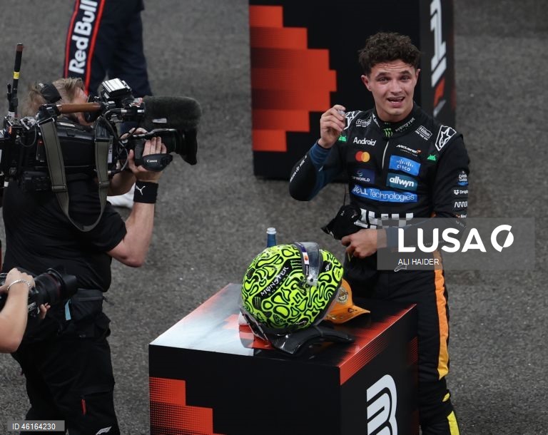 – O britânico Lando Norris (McLaren) sagrou-se hoje campeão mundial de Fórmula 1 pela primeira vez, ao ser terceiro classificado no Grande Prémio de Abu Dhabi, a derradeira corrida temporada que foi vencida pelo neerlandês Max Verstappen (Red Bull).Verstappen venceu com 12,594 segundos de vantagem sobre o australiano Oscar Piastri (McLaren), segundo colocado, e 16,576 segundos face a Norris.Com estes resultados, Lando Norris, de 26 anos, sagra-se campeão mundial pela primeira vez na carreira,...