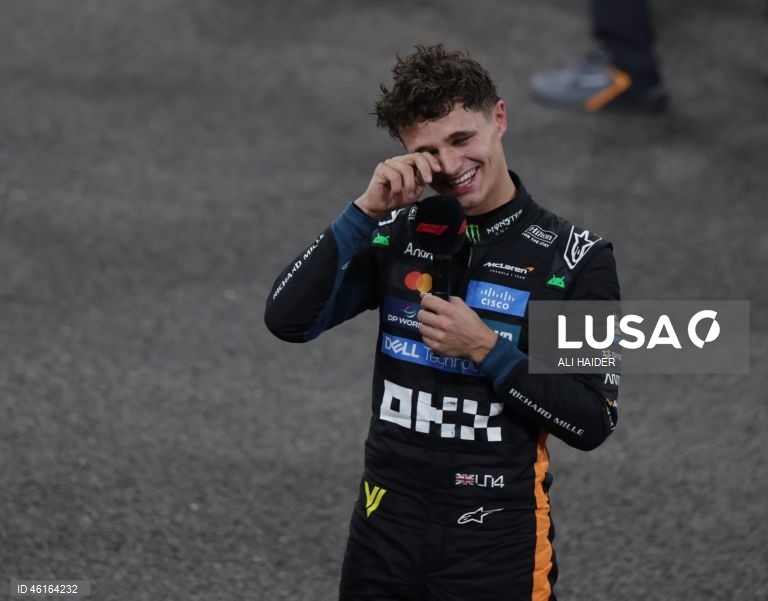 – O britânico Lando Norris (McLaren) sagrou-se hoje campeão mundial de Fórmula 1 pela primeira vez, ao ser terceiro classificado no Grande Prémio de Abu Dhabi, a derradeira corrida temporada que foi vencida pelo neerlandês Max Verstappen (Red Bull).Verstappen venceu com 12,594 segundos de vantagem sobre o australiano Oscar Piastri (McLaren), segundo colocado, e 16,576 segundos face a Norris.Com estes resultados, Lando Norris, de 26 anos, sagra-se campeão mundial pela primeira vez na carreira,...