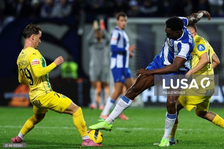 O FC Porto reforçou hoje a liderança da I Liga de futebol, vencendo o Tondela por 2-0, na 13.ª jornada, marcada pelo empate entre Sporting e Benfica, sobre os quais tem cinco e oito pontos de vantagem, respetivamente.