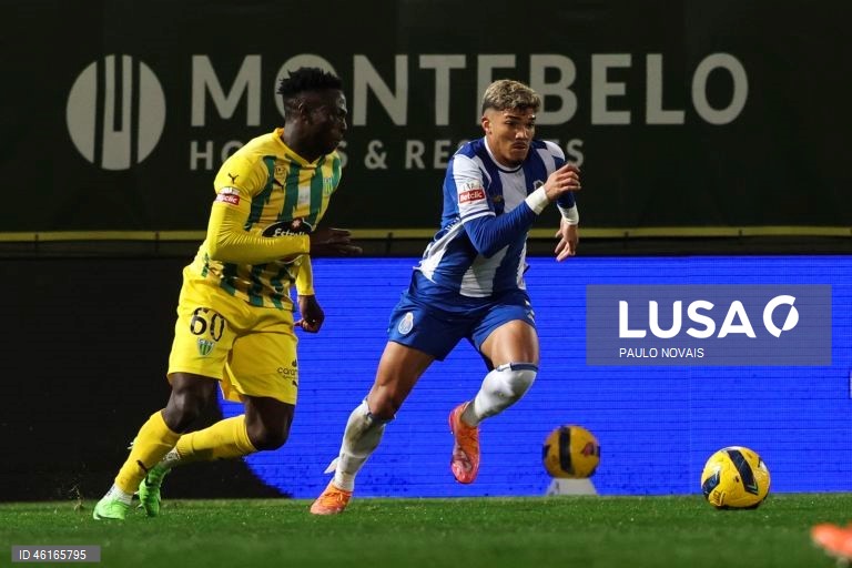 O FC Porto reforçou hoje a liderança da I Liga de futebol, vencendo o Tondela por 2-0, na 13.ª jornada, marcada pelo empate entre Sporting e Benfica, sobre os quais tem cinco e oito pontos de vantagem, respetivamente.
